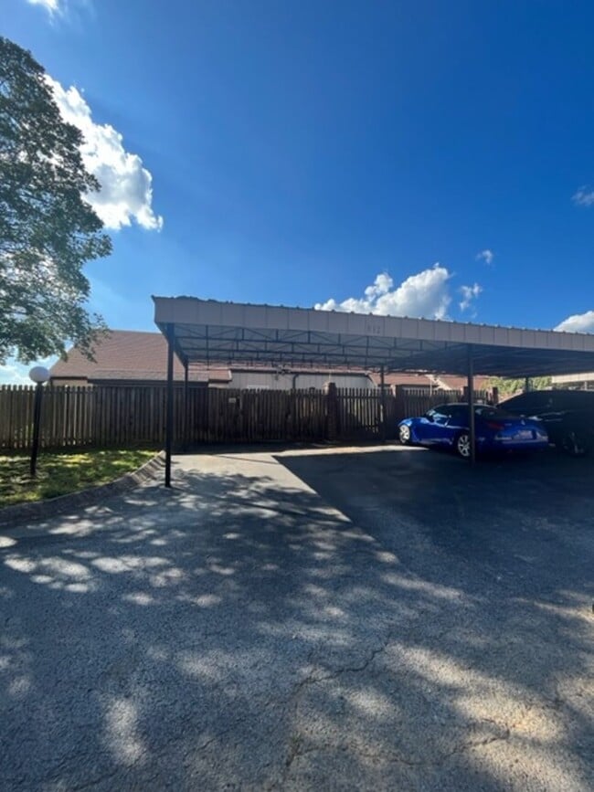 Building Photo - Great Location!