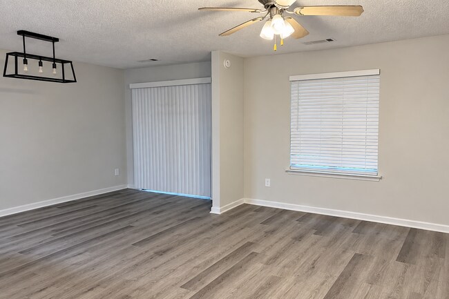 Foto del edificio - 1445 Maple Valley Ct