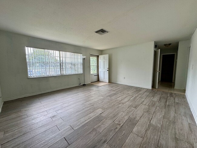 Building Photo - Charming 2 Bedroom, 1 Bathroom Home – Minu...