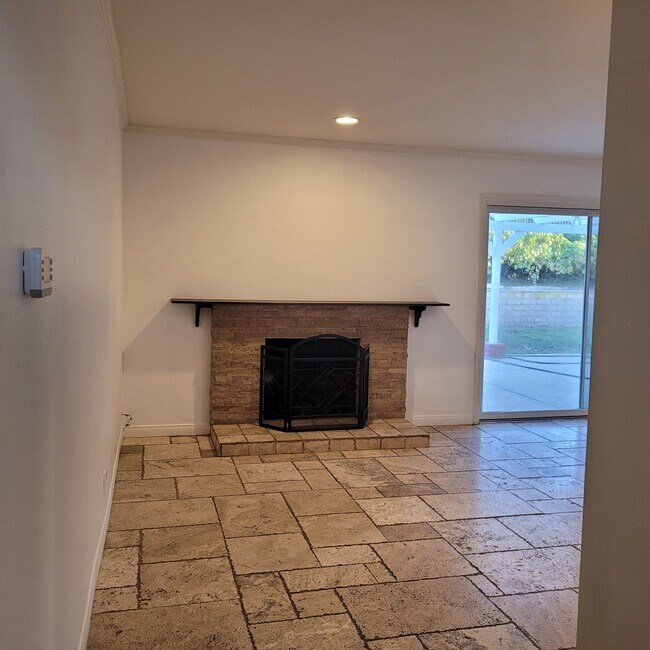 Building Photo - 639 Calle Tulipan