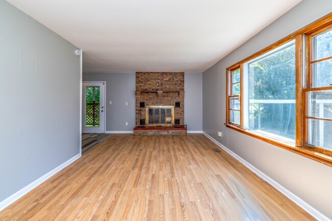 Building Photo - 2139 W Gilbert Ln