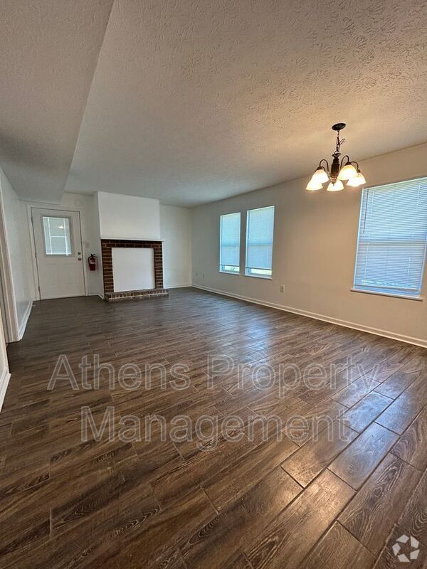 Building Photo - 105 Howell Way