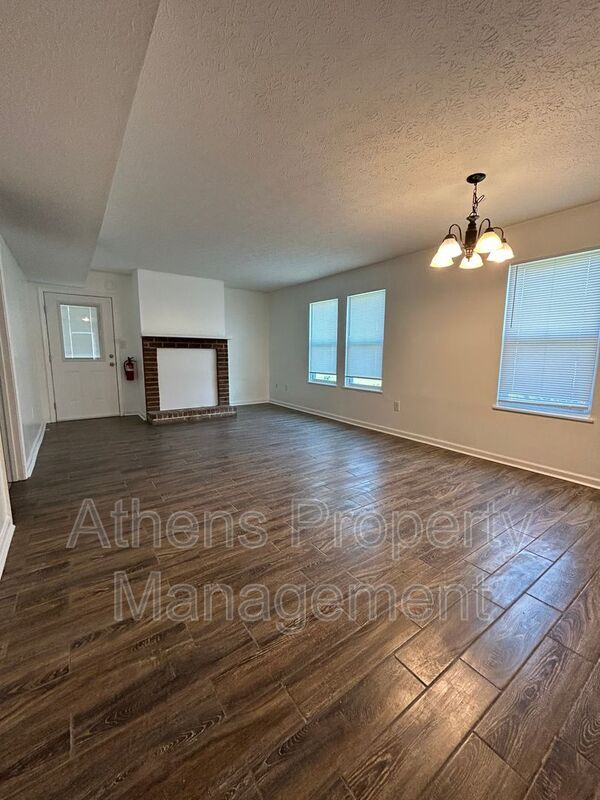 Foto principal - 105 Howell Way