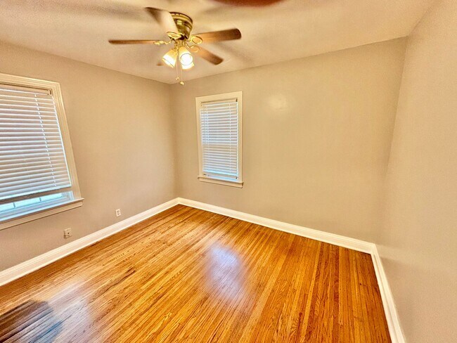 Foto del edificio - 3b /1 ba House on Berry Blvd - Fenced, Basement, Pets OKAY!