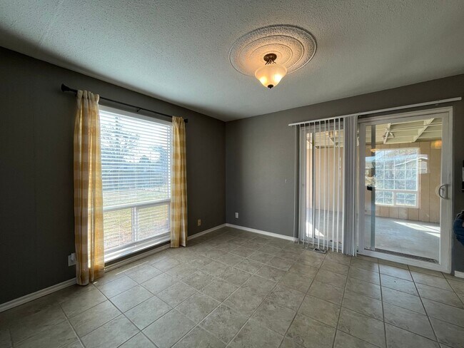 Foto del edificio - Corner Lot House w/ Large Yard - Pets Welc...