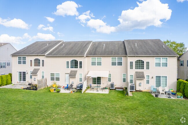 Building Photo - The Villas at Silver Creek