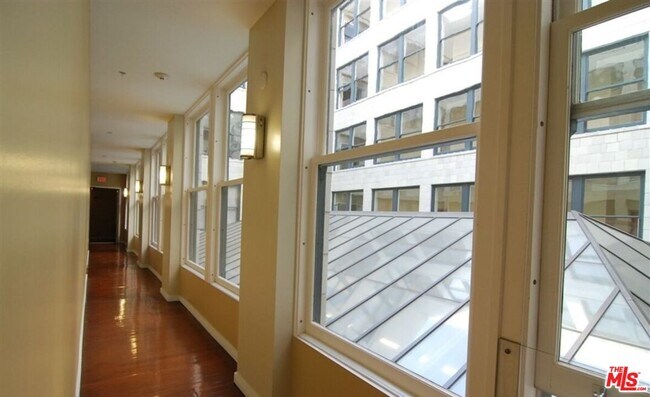 Building Photo - 257 S Spring St