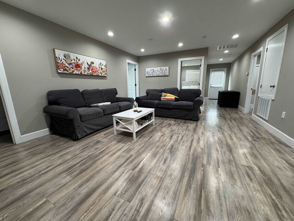 Foto principal - 420 E Cypress St