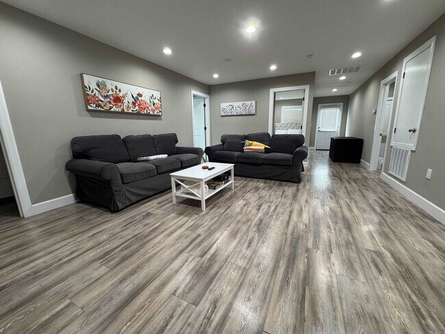 Building Photo - 420 E Cypress St