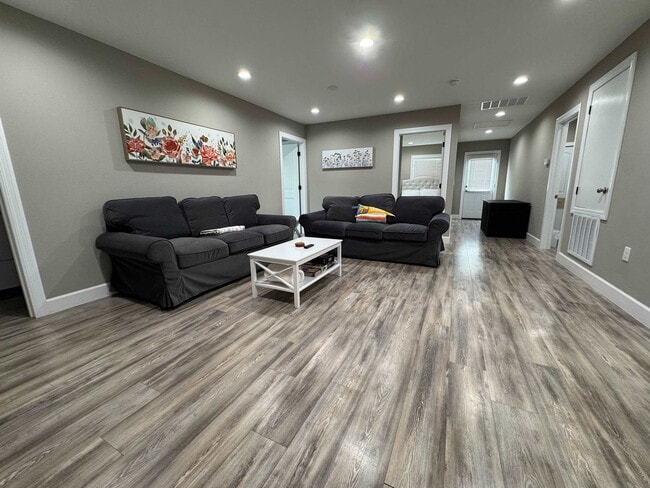 Building Photo - 420 E Cypress St