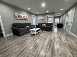 Building Photo - 420 E Cypress St