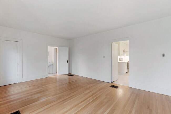 Building Photo - 3405 SW 11th Ave