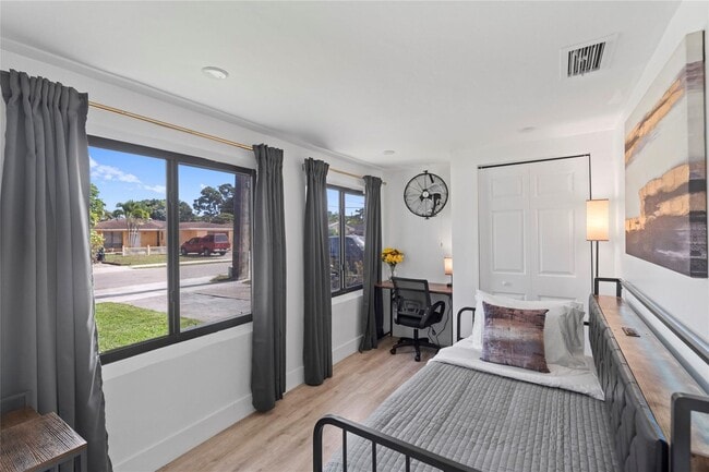 Foto del edificio - 719 NE 36th St