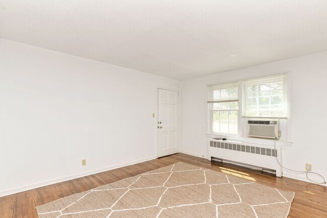 Building Photo - Condo / Burlington