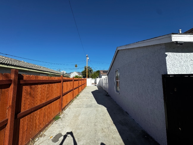 Foto del edificio - 1764 W 28th St