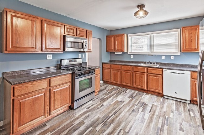 Building Photo - Renovated 2 bedroom, 1 bath townhouse in Claymont