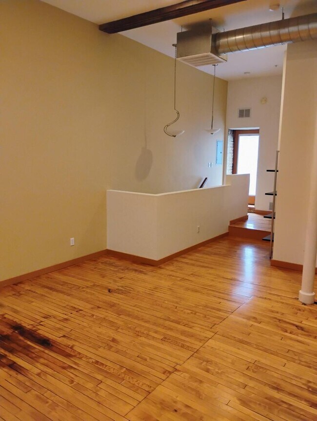 Foto del edificio - 1 BEDROOM 1.5 BATH IN DOWNTOWN CHAMPAIGN