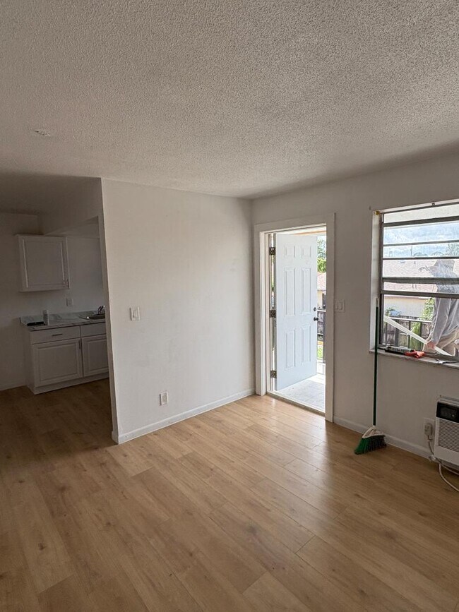 Foto del edificio - 1406 Barton Rd