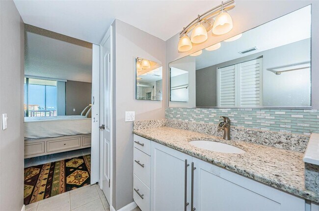 Foto del edificio - 6104 Palma Del Mar Blvd S