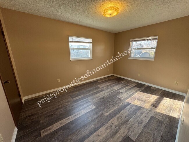 Foto del edificio - 1842 Buzzard Roost Rd