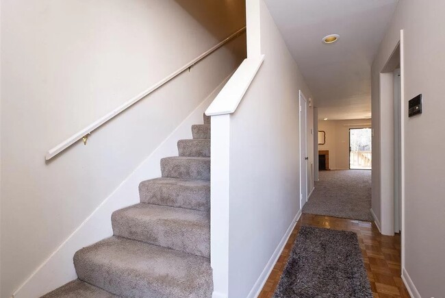 Entry - 2824 Foxcroft Rd
