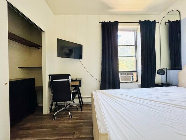 Building Photo - Furnished room/NOT APARTMENT