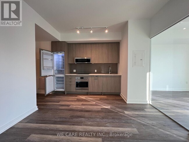 Photo du bâtiment - 250-250 Lawrence Ave W