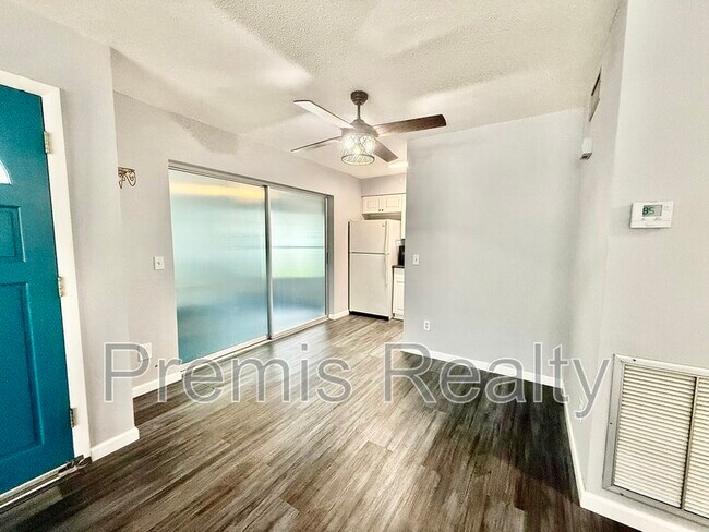 Foto del edificio - 250 Rosery Rd NW