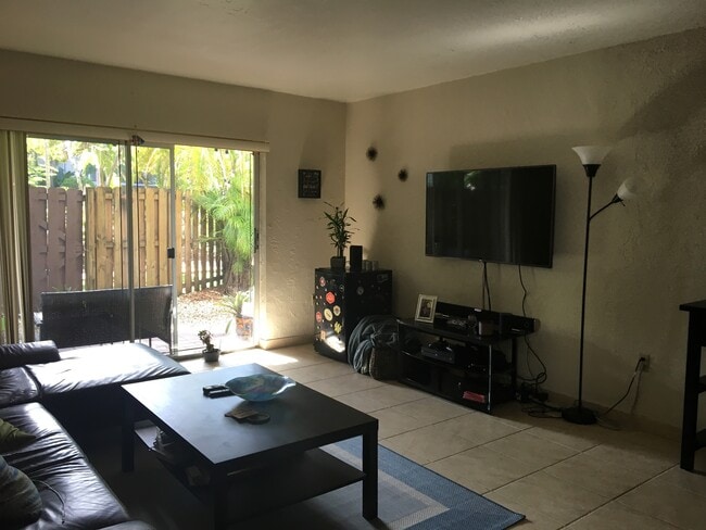 Building Photo - 6884 N Kendall Dr