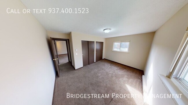 Building Photo - Ranch style 3 bedroom, 2 full bath unit in...