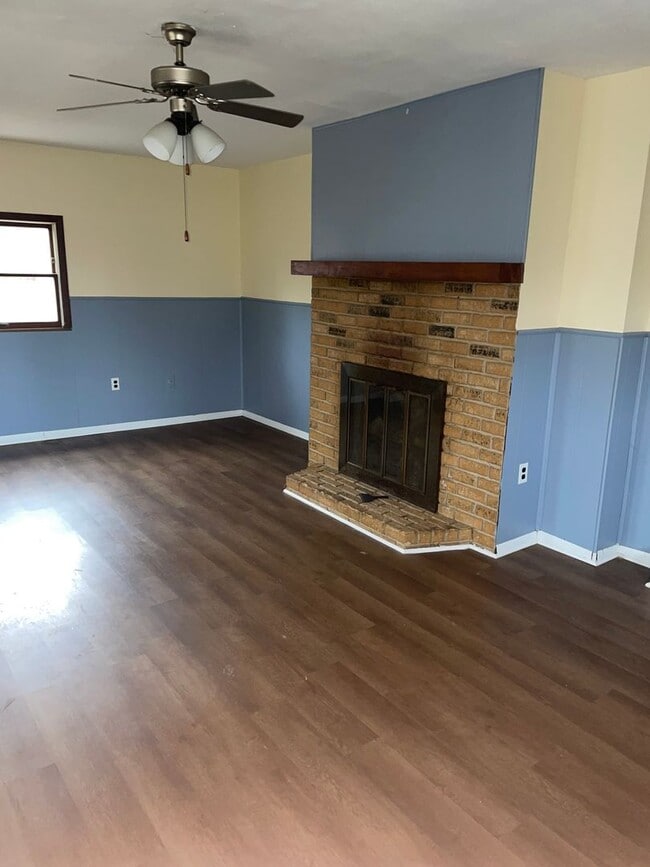 Building Photo - 3BR w/ 3-Season Room near North College Hill