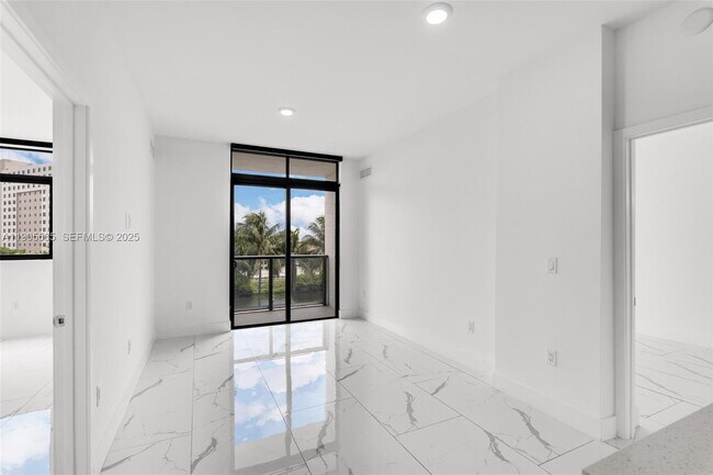 Foto del edificio - 1 Curtiss Pkwy