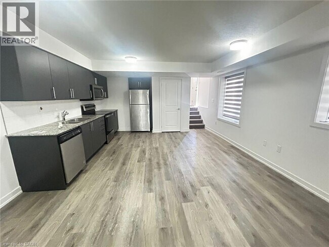 Building Photo - 205 W Oak Trl