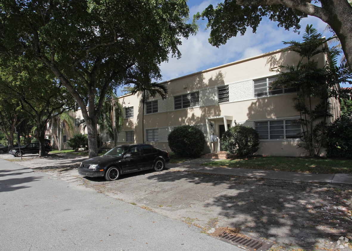 Foto del edificio - 625-635 Santander Ave