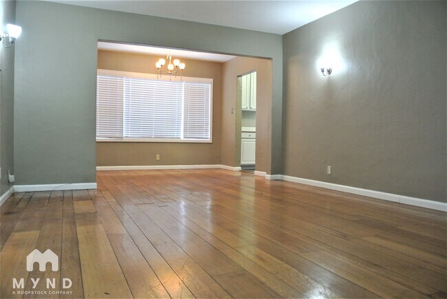 Foto del edificio - 2141 Royal Oaks Dr