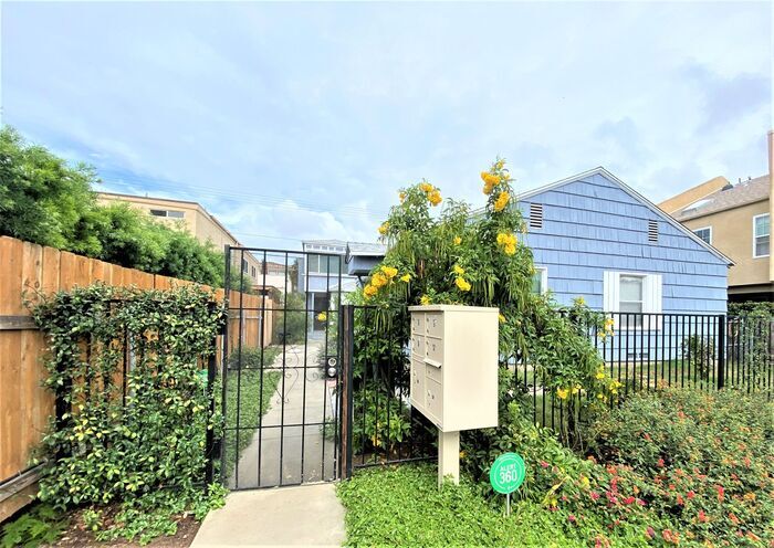 Primary Photo - Charming 2-Bedroom Beachside Upstairs Apar...