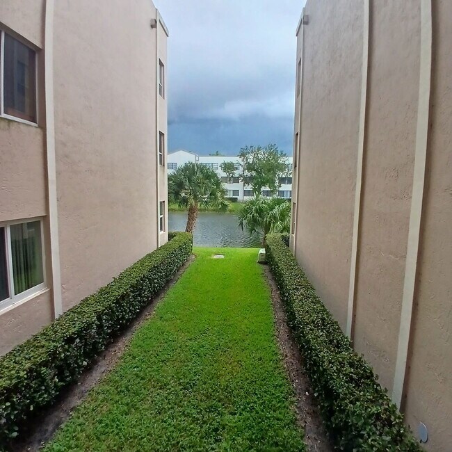 Building Photo - 7136 S Devon Dr