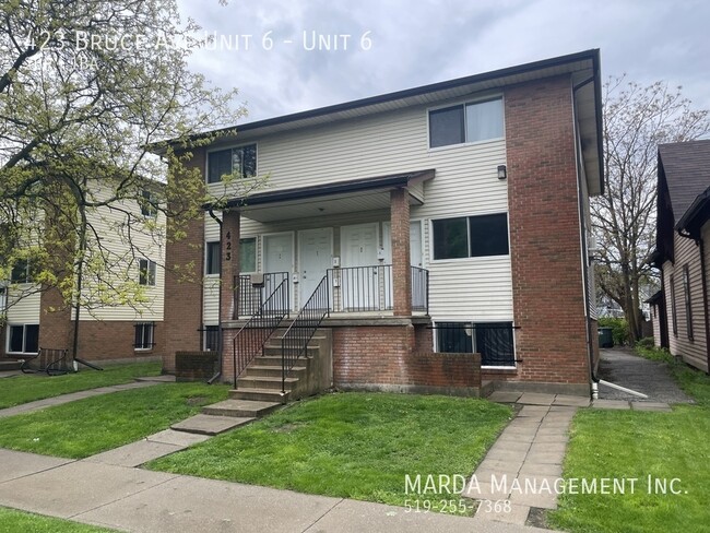 Building Photo - SPACIOUS 2BED/1BATH UPDATED UNIT ON BRUCE ...