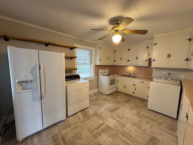 Foto del edificio - Available to Show