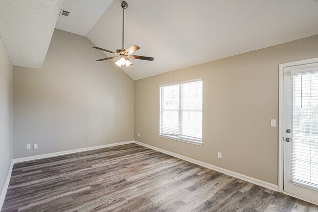 Foto del edificio - 1057 Tom Hailey Blvd