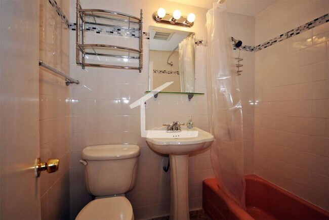 Building Photo - Washington Square Area. Fully Renovated. P...