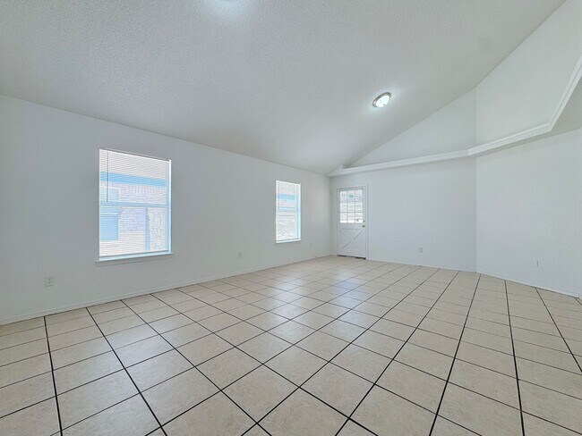 Foto del edificio - East El Paso 4bed/2bath All Tile Flooring!