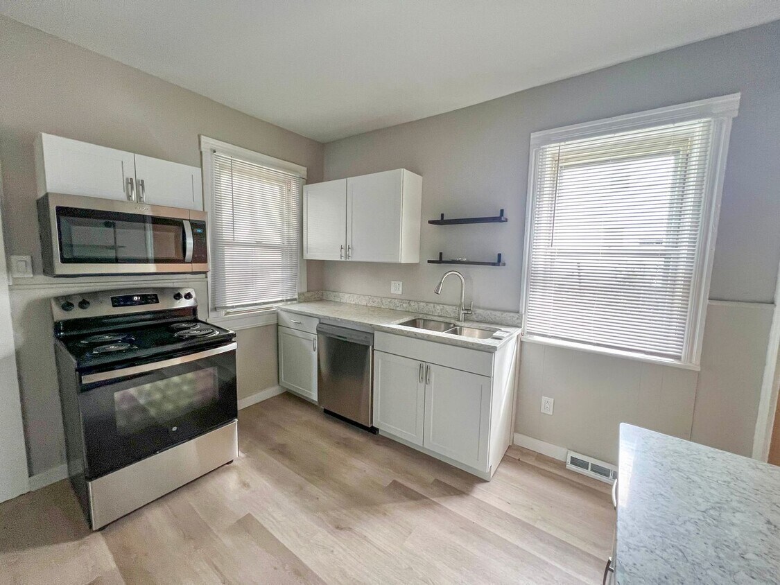 Primary Photo - 4/1.5 Single Family Home | Hardwood Floors...