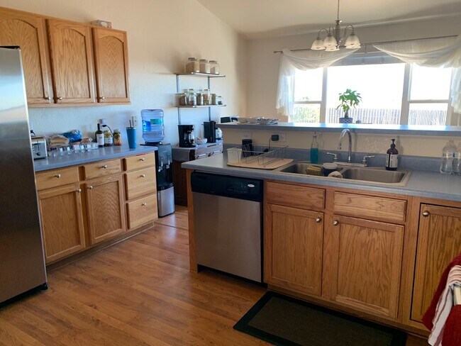 Building Photo - 3 Bedroom Rancher in Woodman Hills