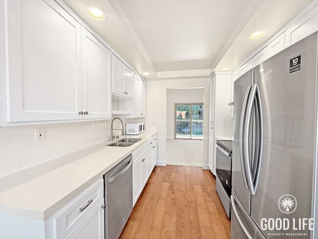 Building Photo - Top-Floor 3BR Retreat with Balcony Views & In-Unit Laundry in San Diego!