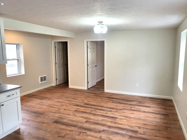 Building Photo - 909 Harmony Ave