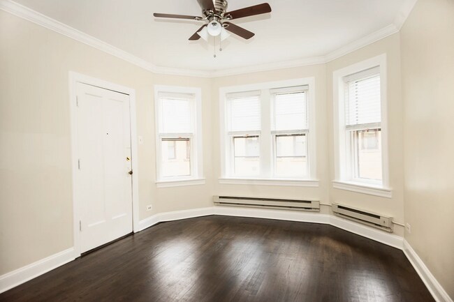 Foto del edificio - 3821 N Greenview Ave