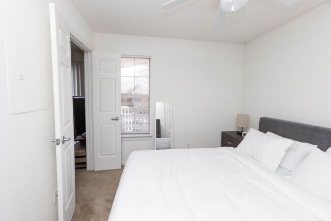 Building Photo - 915 Cameo Dr