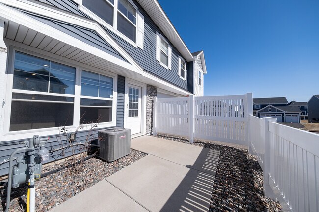 Foto del edificio - 4823 Martingale Dr