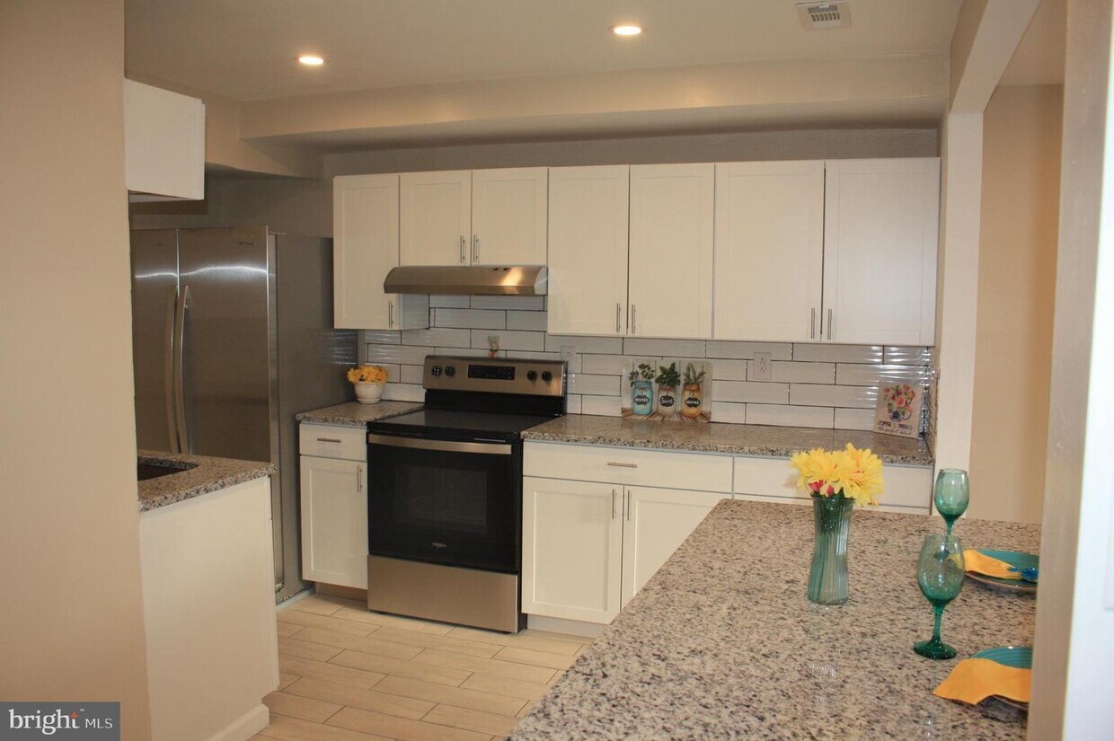 Foto principal - 115 E Kings Hwy